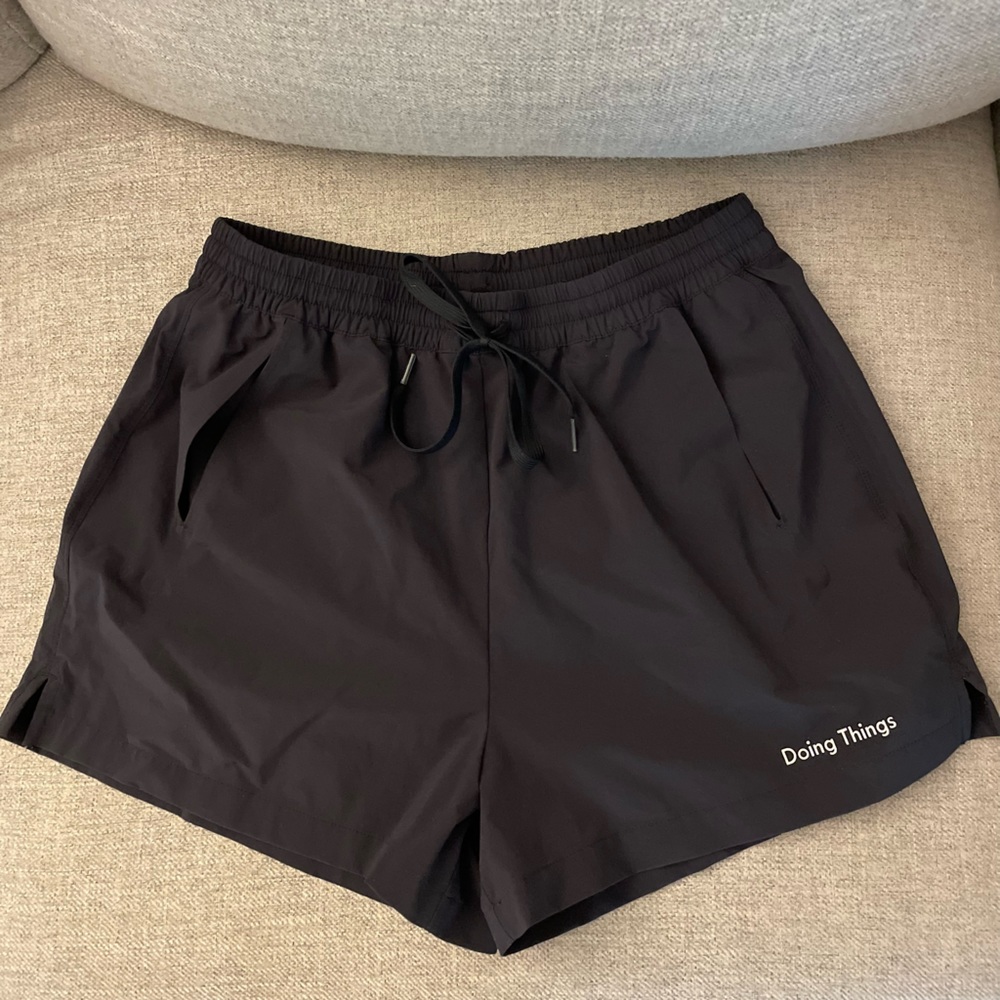 OUTDOOR VOICES BLACK SHORT (SIZE MEDIUM)